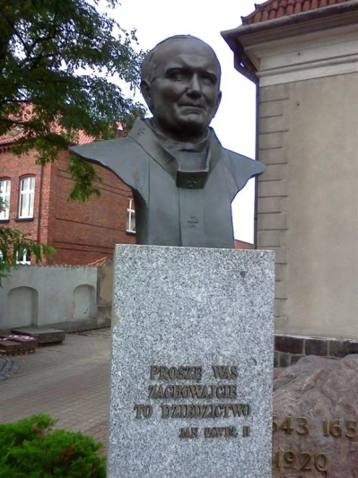 Wejherowo 2010 - montaż i poświęcenie popiersia Jana Pawła  fot. Leszek Spigarski