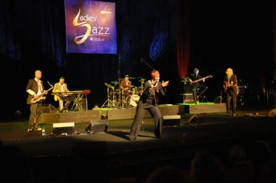 Brenda Boykin featuring Club des Belugas
