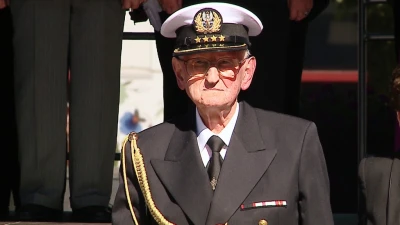 Przekazanie repliki sztandaru 1 Morskiego Pułku Strzelców