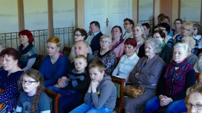 Spektakl Od przedszkola do seniora w wykonaniu teatru Srebrna Nitka fot. Leszek Spigarski