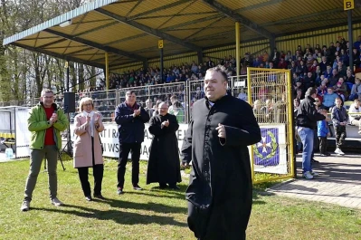 Mecz charytatywny. Księża i samorządowcy dla chorego Karola fot. Leszek Spigarski