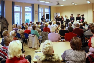 Seniorzy świętowali w bibliotece – fot. Leszek Spigarski i Krzysztof Powałka