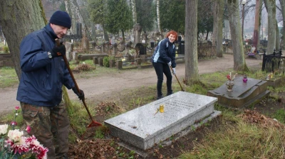 Sprzątanie wejherowskiego cmentarza