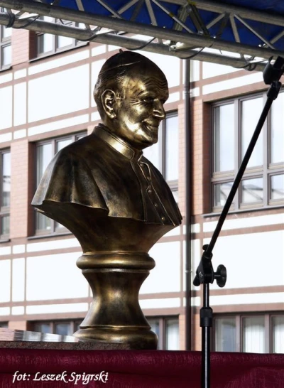 Rocznica nadania imienia Jana Pawła II Samorządowemu Gimnazjum w Bolszewie