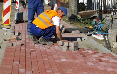 Na ul.Weteranów w Wejherowie powstaje nowy chodnik  fot. Leszek Spigarski.