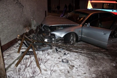 Auto wjechało w budynek w Wejherowie