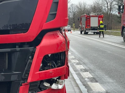 Wypadek dwóch samochodów osobowych i ciężarówki