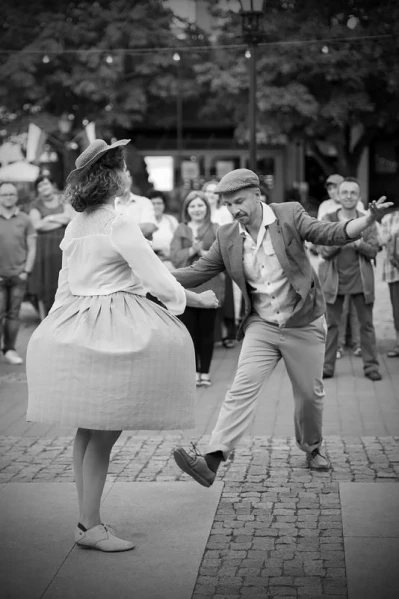 Potańcówka w stylu retro na placu Jakuba Wejhera