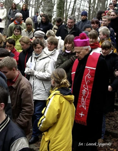 Abp Tadeusz Gocłowski z młodzieżą na Kalwarii (fot. Leszek Spigarski)