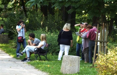 Odkrywali ciekawostki wejherowskiego parku (fot. Leszek Spigarski)