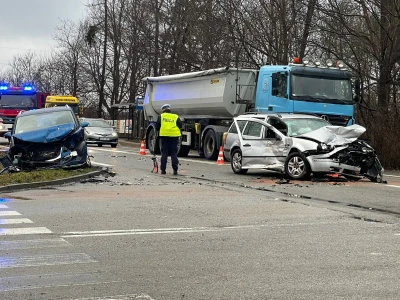 Wypadek dwóch samochodów osobowych i ciężarówki