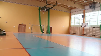 Spróchniały dach w nowej hali sportowej w Redzie