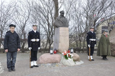 Puck: 91-lecie Polski i morza. Defilada i orędzia w porcie rybackim