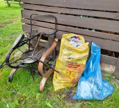 Ławki niszczone, śmieci pozostawiane nad stawem. Stowarzyszenie prosi o rozwagę