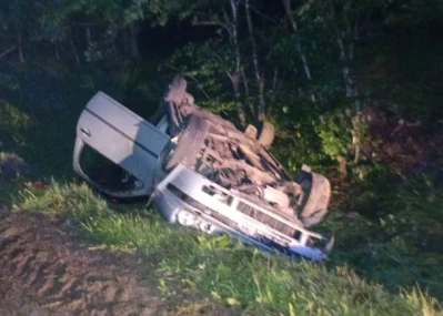 Nocna akcja strażaków. Auto przewróciło się na dach