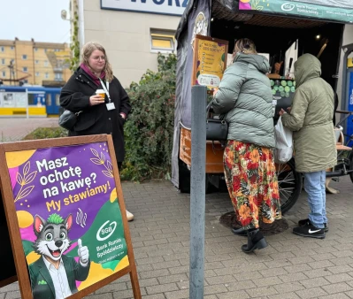 Kawa na dobry początek dnia. Bank Rumia Spółdzielczy zaskoczył pasażerów w Rumi i Wejherowie