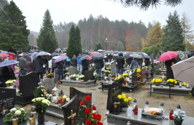 Uroczystość Wszystkich Świętych na wejherowskim cmentarzu - fot. Leszek Spigarski