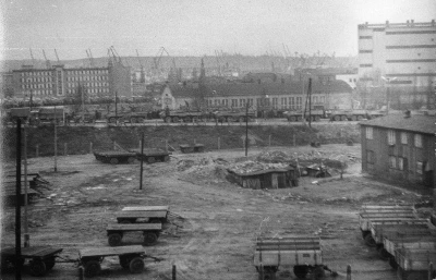 Widok z ul. Marchlewskiego (ob. Janka Wiśniewskiego) na ul. Polską, widoczna kolumna transporterów wojskowych, 17.12.1970 r./http://www.grudzien70.ipn