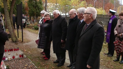 Wejherowo: Składali kwiaty przed mogiłami poległych