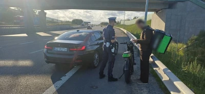 Jechał rowerem po "ekspresówce"