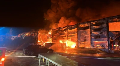 Nocny pożar hurtowni z zabawkami. Na miejscu 16 zastępów straży pożarnej