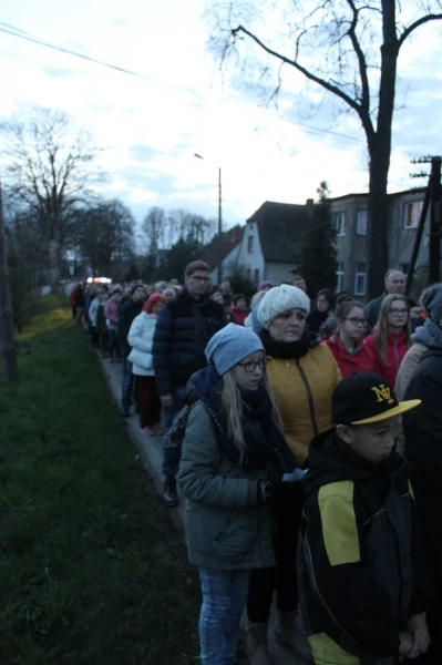 Wielki Piątek i pierwsza Droga Krzyżowa ulicami Choczewa