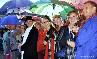 Wodewil Warszawski w strugach deszczu na Placu Wejhera fot. Leszek Spigarski