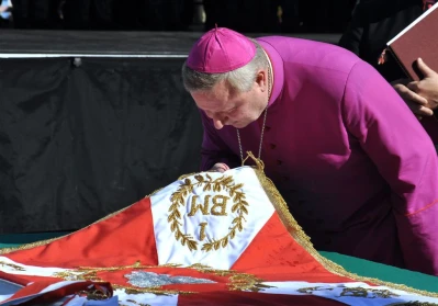 Uroczystość poświęcenia repliki sztandaru 1 Morskiego Pułku Strzelców - fot. Leszek Spigarski