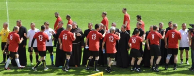 Mecz księża i samorządowcy - przedmeczowe atrakcje - fot. Leszek Spigarski