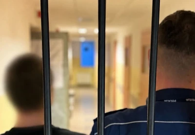 Ukrywał się na balkonie u babci. Miał do odbycia karę