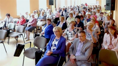 Wejherowo 2017. Statuetki Super Seniora dla studentów WUTW  YMCA – fot. Leszek Spigarski