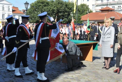Uroczystość poświęcenia repliki sztandaru 1 Morskiego Pułku Strzelców - fot. Leszek Spigarski
