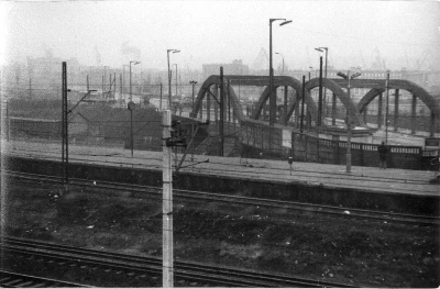 Wiadukt przy stacji SKM Gdynia Stocznia. Za wiaduktem widoczna blokada wojskowa, 17.12.1970 r./http://www.grudzien70.ipn.gov.pl