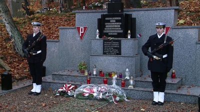 Wejherowo: Składali kwiaty przed mogiłami poległych