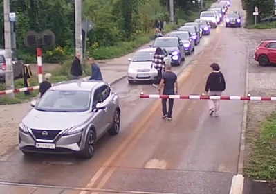 Kolejny groźny incydent na przejeździe. Pociąg zatrzymał się kilkadziesiąt metrów od auta I WIDEO