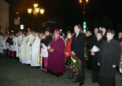 Wejherowo 2010 - montaż i poświęcenie popiersia Jana Pawła  fot. Leszek Spigarski