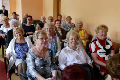 Wejherowo 2017. Statuetki Super Seniora dla studentów WUTW  YMCA – fot. Leszek Spigarski