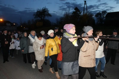 Wielki Piątek i pierwsza Droga Krzyżowa ulicami Choczewa
