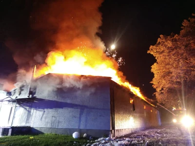 Ogromny pożar hali magazynowej ze zniczami. Nad miastem unoszą się kłęby dymu [AKTUALIZACJA]