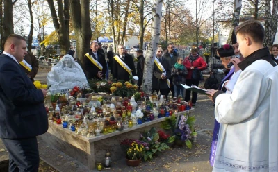 Poświęcenie Bezimiennego Grobu Dzieci Martwo Urodzonych (fot.Leszek Spigarski)