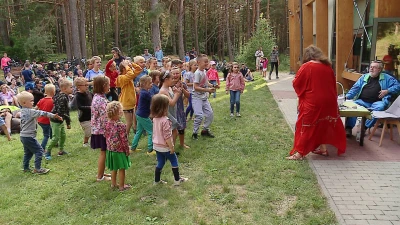 Anna Dymna czytała dzieciom na polanie w Lubiatowie 