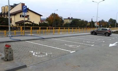 Parking przy cmentarzu w Wejherowie (fot. Leszek Spigarski)