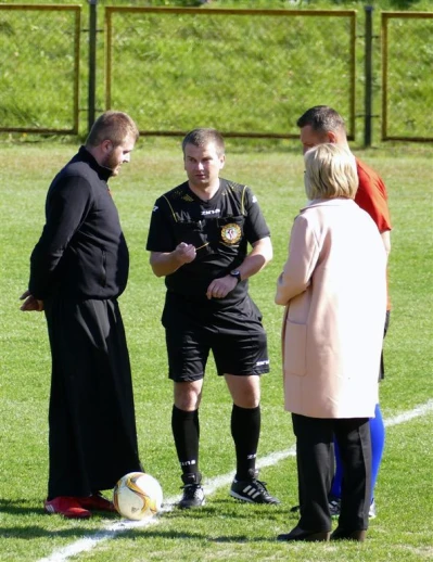 Mecz charytatywny. Księża i samorządowcy dla chorego Karola fot. Leszek Spigarski