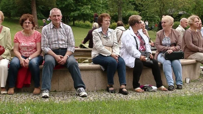 Rodzinne siadanie na trawie z akordeonem