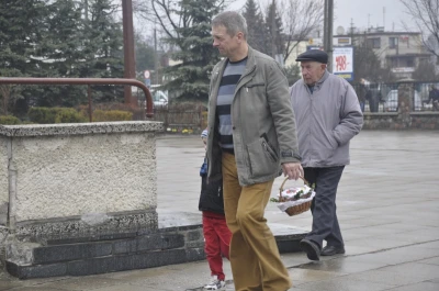Ze święconką, mimo deszczu