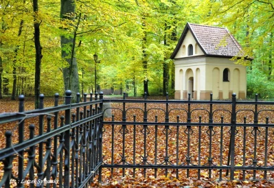 Kapliczki Kalwarii Wejherowskiej spowite jesienią