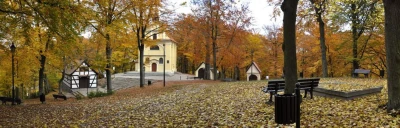 Kapliczki Kalwarii Wejherowskiej spowite jesienią