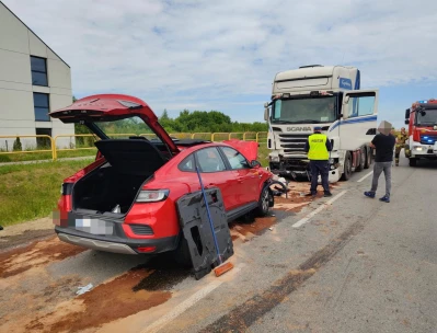 Zderzenie osobówki z ciężarówką. Jedna osoba w szpitalu