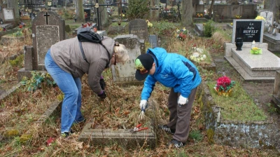 Sprzątanie wejherowskiego cmentarza