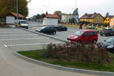 Parking przy cmentarzu w Wejherowie (fot. Leszek Spigarski)